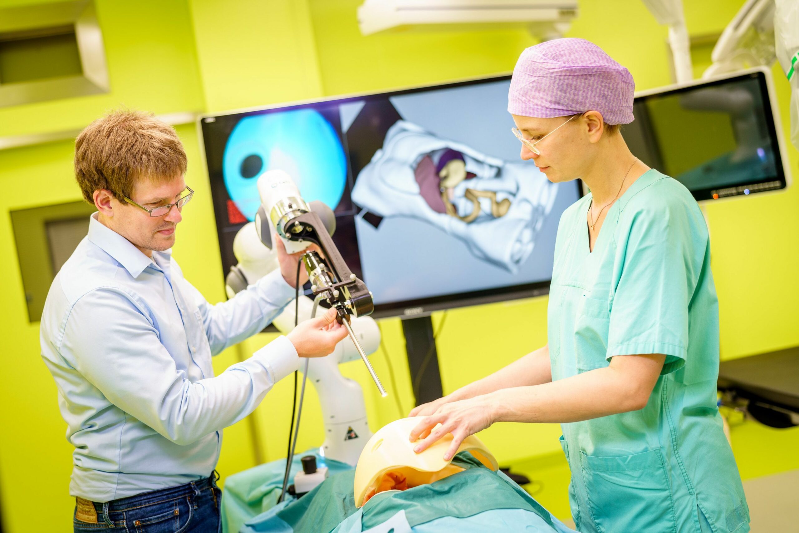 Foto aus dem Nationalen Centrum für Tumorerkrankungen Dresden, das den Einsatz von Roboterassistenz in der Medizin zeigt