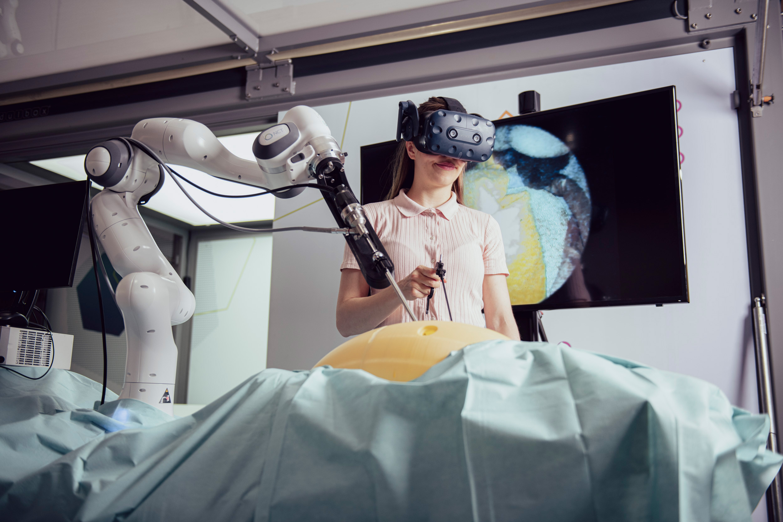 Photograph showing the use of robotic assistance and VR in a laparoscopy
