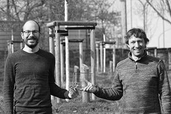 Image of two CeTI researchers holding an award received