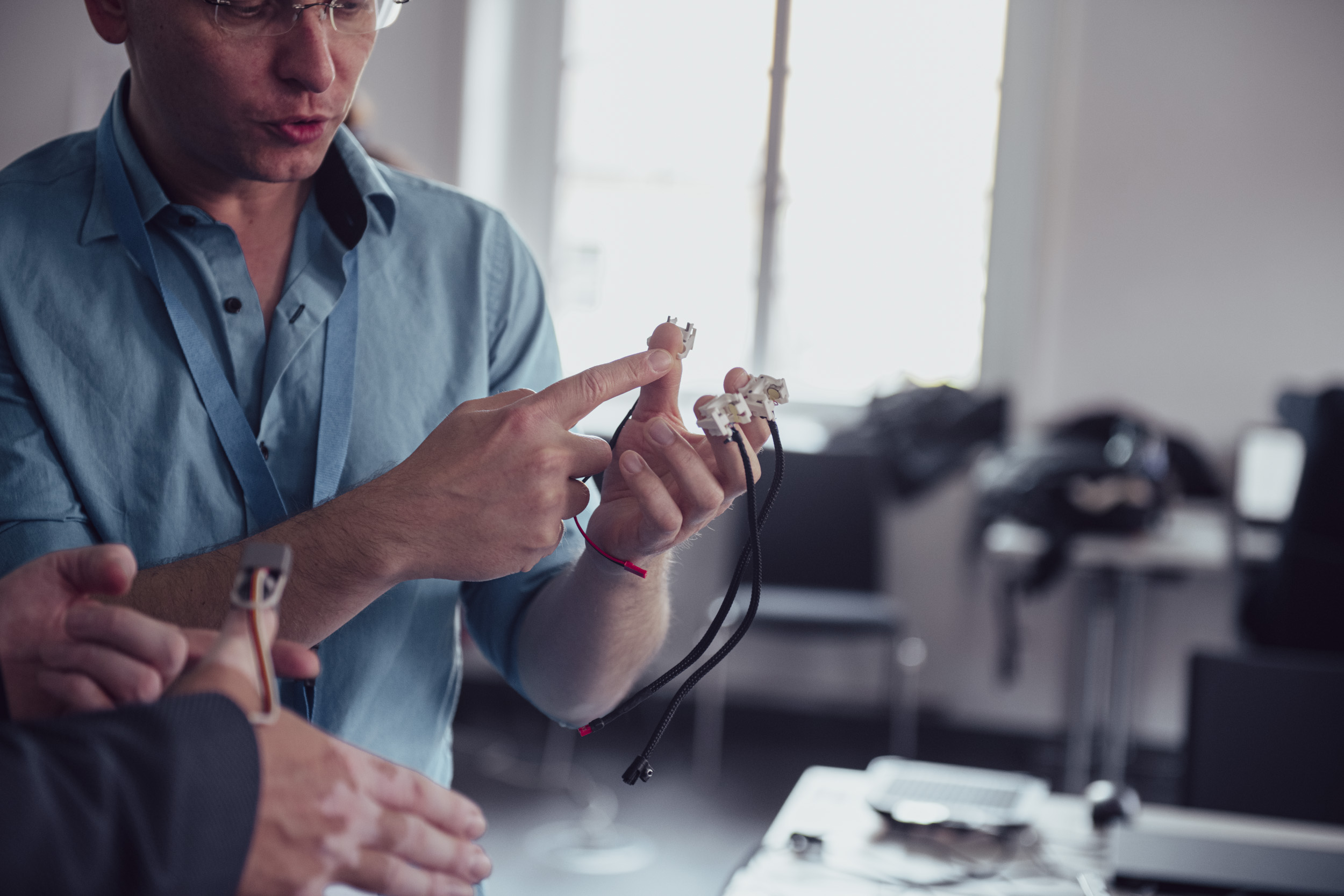 Ein Mann erklärt die Nützlichkeit der Sensoren an seinen Fingern