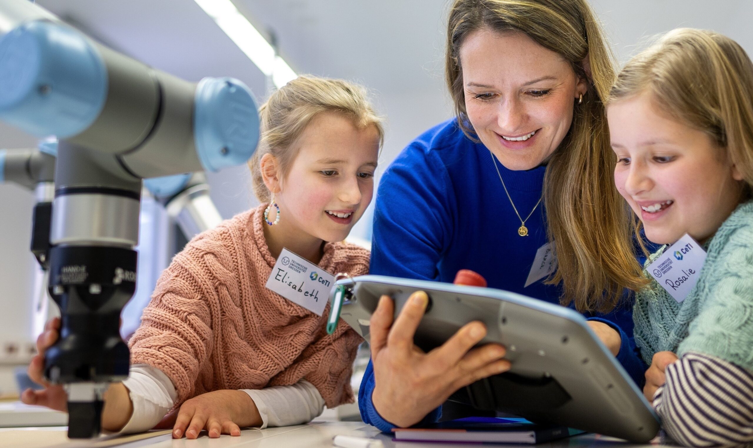 Mother-Daughter Robotics Workshop – CeTI